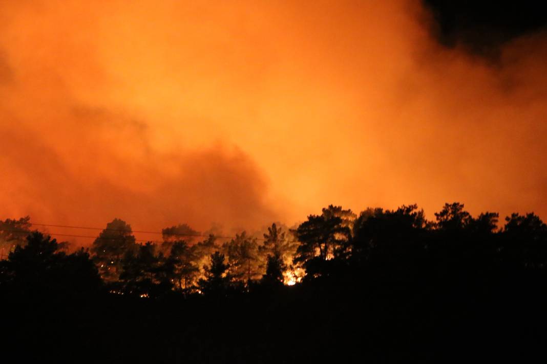 Antalya Kemer'deki yangın hızla büyüdü, devlet hastanesi ve evler boşaltıldı 1